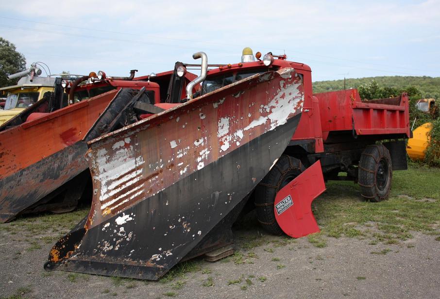 http://www.badgoat.net/Old Snow Plow Equipment/Trucks/Walter 100 Traction/Jery Johnson Collection/GW906H617-1.jpg